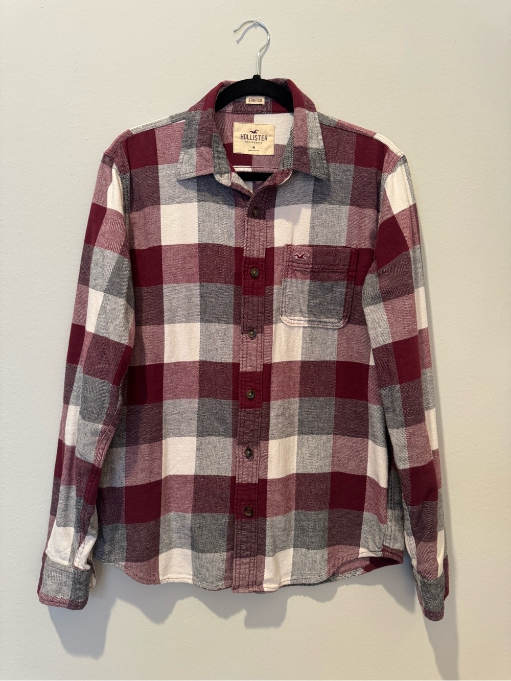 Hollister Men’s Plaid Flannel Button Up Shirt Medium Burgundy Long Sleeve Cotton